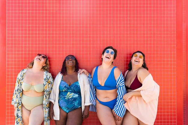 Foto groep vrouwen met een maatje meer in badkleding op het strand