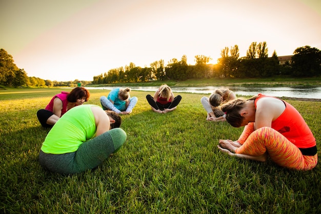 Groep vrouwen ontspannen in de cirkel bij de rivier