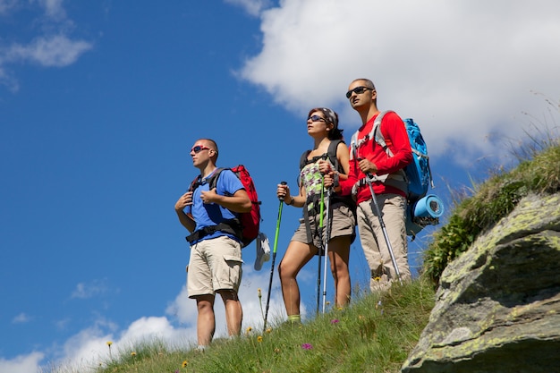 Groep wandelaars die panorama kijken