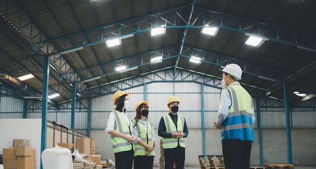 Foto groep werkend personeel met medisch gezichtsmasker met veiligheidsvergadering in de fabriek, werkveiligheid en gezondheidsconcept