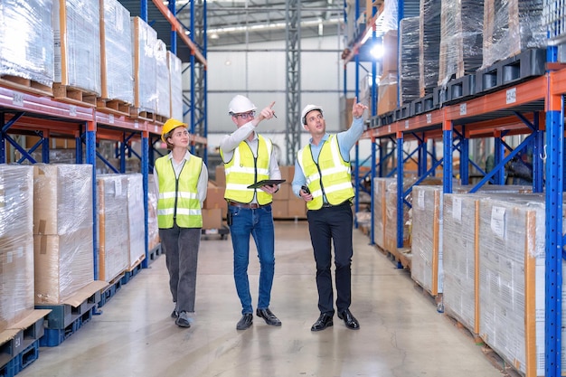 Groep werknemer die in magazijn werkt