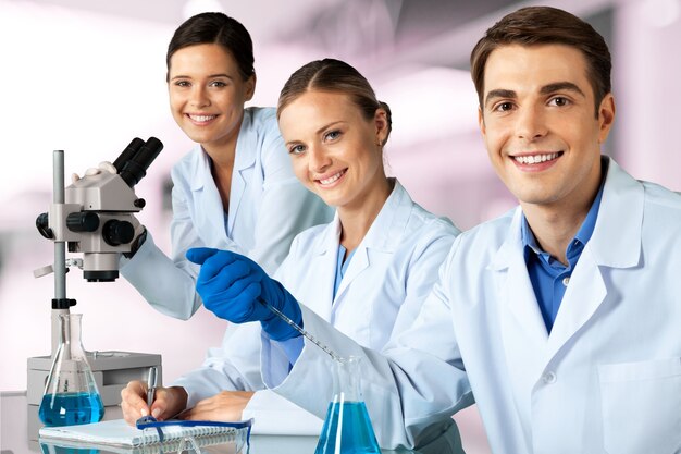 Groep wetenschappers die in het laboratorium werken