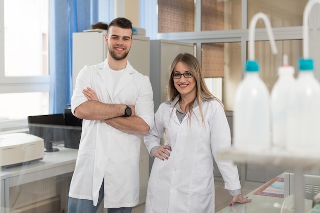 Groep wetenschappers die in het laboratorium werken