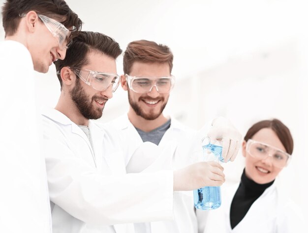 Groep wetenschappers die met chemicaliën werken