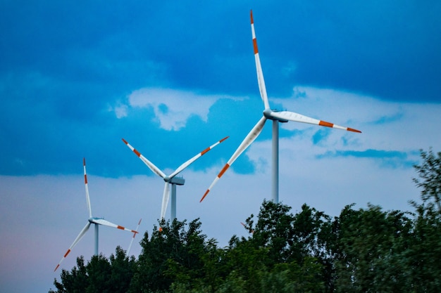 Groep windmolens voor de productie van hernieuwbare elektrische energie.