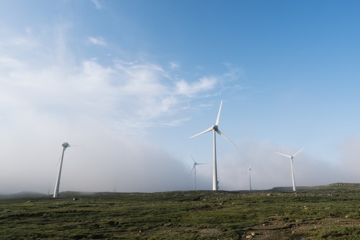 Groep windparken op een heuvel in de wolken