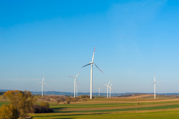 Groep windturbines. hernieuwbare energie. elektrische windmolens.