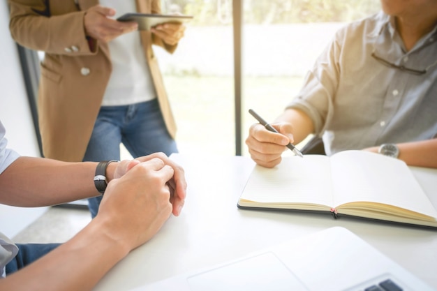 Groep zakenlieden bespreken waardering van onroerend goed met uitvoerend leider in een modern kantoor