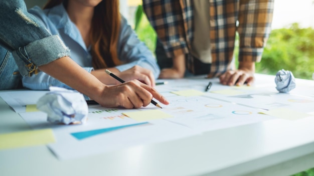 Foto groep zakenman bespreken en werken aan financieel papierwerk op kantoor