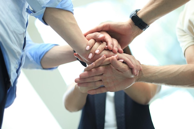 Groep zakenman team handen samen aan te raken. Selectieve aandacht.