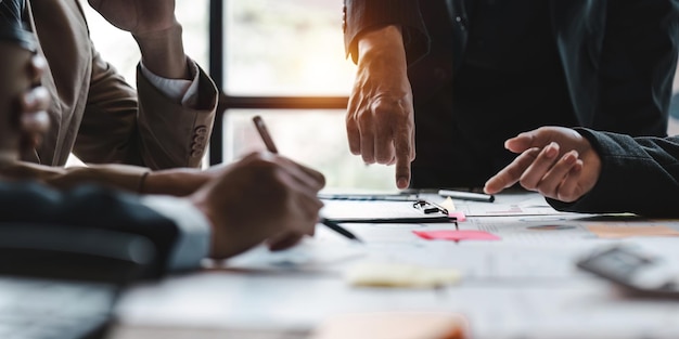 Groep zakenmensen brainstormen over de huidige financiën en economie over papierwerk voor bedrijfsinvesteringen in de vergaderruimte