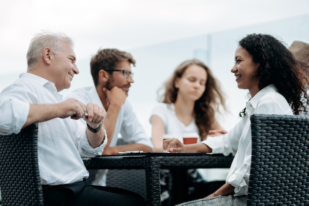 Groep zakenmensen die aan een discussietafel zitten