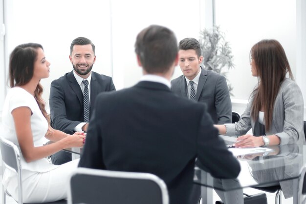 Groep zakenmensen die aan een tafel zitten op een kantoor aan een vergaderfoto met kopieerruimte