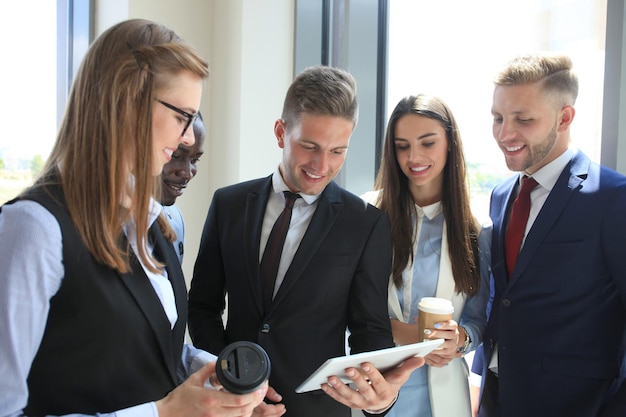 Groep zakenmensen die aan tablet werken