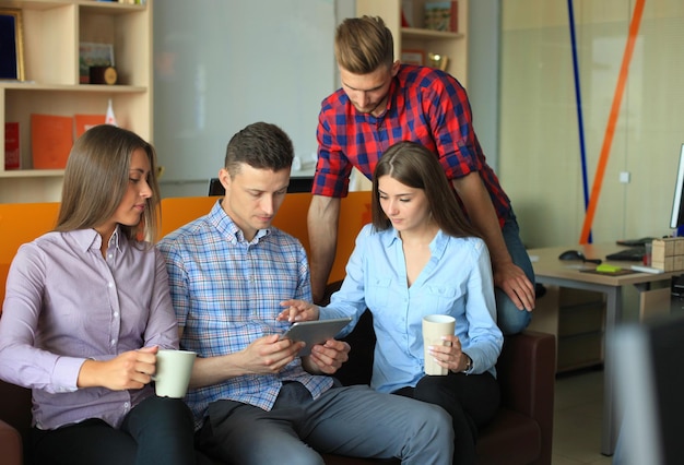 Groep zakenmensen die aan tablet werken