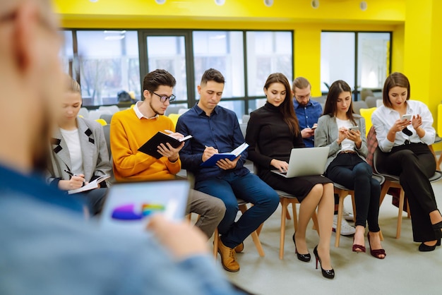 Groep zakenmensen die bijeenkomen in een seminarconferentie Planning van onderwijsanalyse