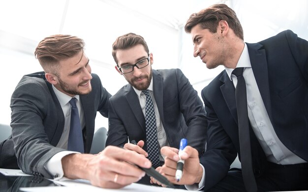 Groep zakenmensen die de voorwaarden van het nieuwe contractbusinessconcept bestuderen