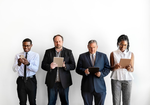 Groep zakenmensen die digitale apparaten gebruiken