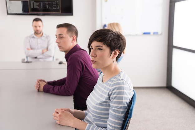 Groep zakenmensen die een businessplan op kantoor bespreken