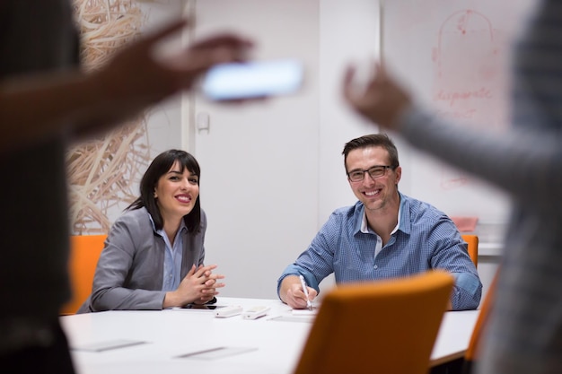 Groep zakenmensen die een businessplan op kantoor bespreken