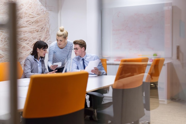 Groep zakenmensen die een businessplan op kantoor bespreken