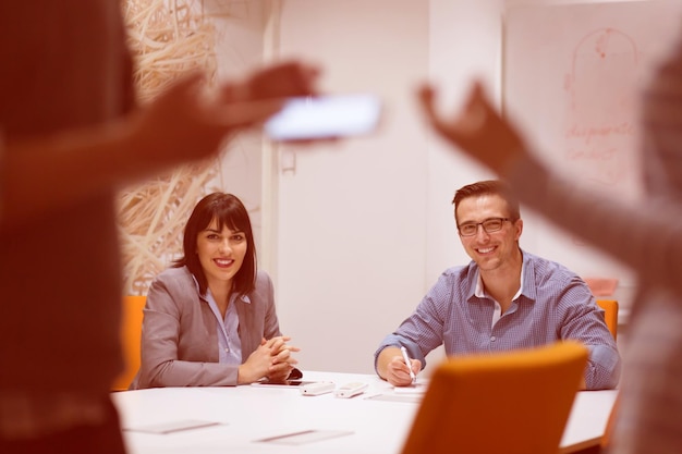 Groep zakenmensen die een businessplan op kantoor bespreken