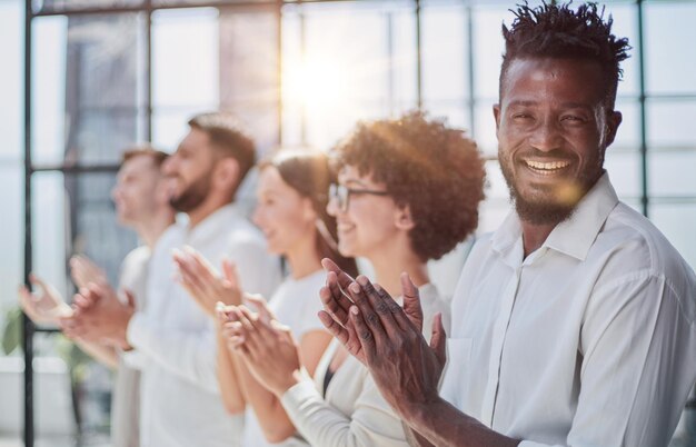 Groep zakenmensen die in een rij zitten en applaudisseren