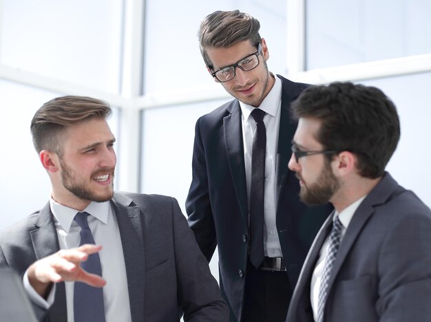 Groep zakenmensen die nieuwe ideeën bespreken