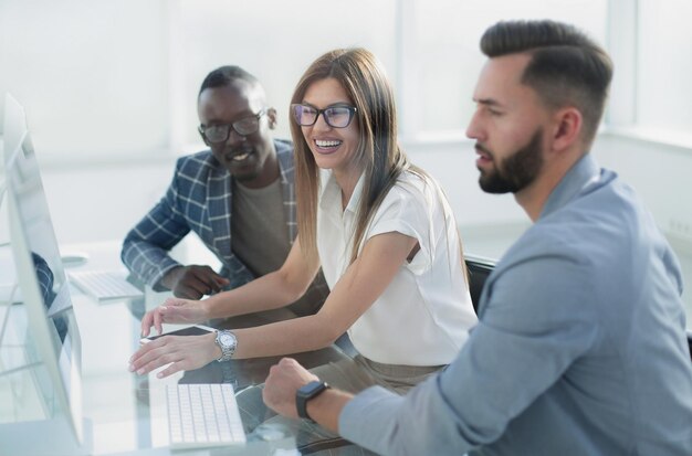 Groep zakenmensen die op kantoor werkenphoto met kopieerruimte