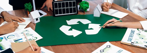 Foto groep zakenmensen die plannen en bespreken over recycling en hergebruik beleidssymbool in kantoor vergaderzaal groen bedrijf met milieuvriendelijk afvalbeheer regelgeving concepttrailblazing