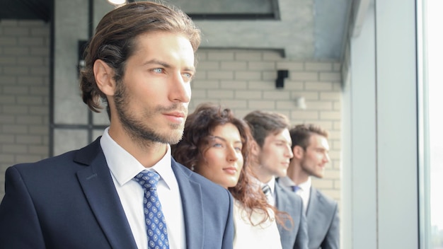 Groep zakenmensen die samen op kantoor staan