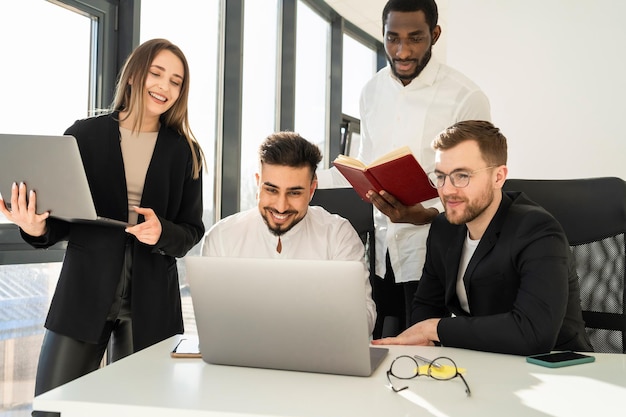 Groep zakenmensen die samenwerken aan laptops