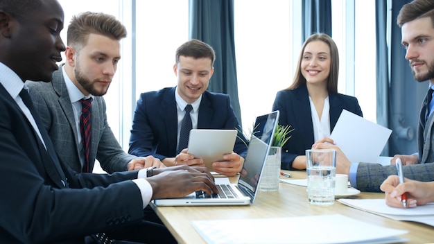 Groep zakenmensen die samenwerken en brainstormen