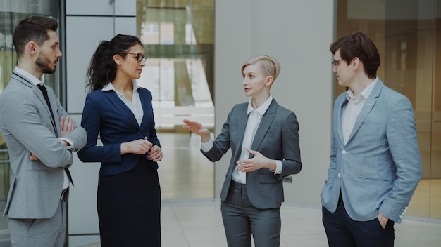 Groep zakenmensen die toekomstige deal bespreken