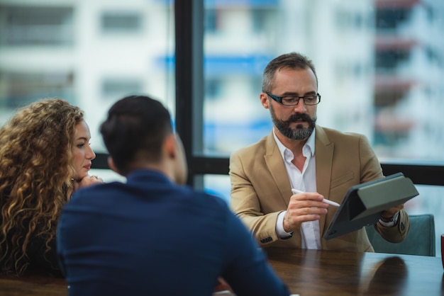 Groep zakenmensen Diverse brainstormvergadering Concept werken op kantoor