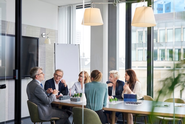 Groep zakenmensen in de vergaderruimte