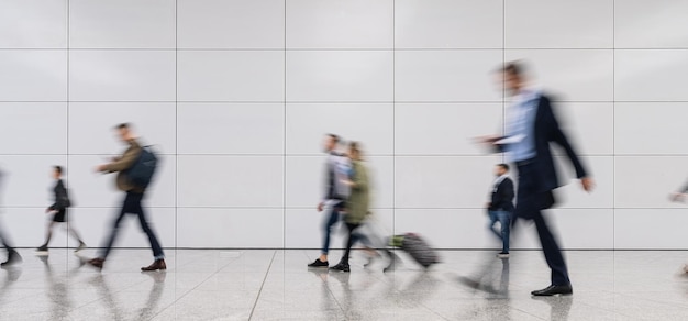 Groep zakenmensen staat in anonieme wazige menigte op een handelsbeurs