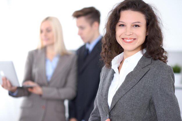 Groep zakenmensen tijdens een bijeenkomst op kantoor. Focus op een mooie brunette