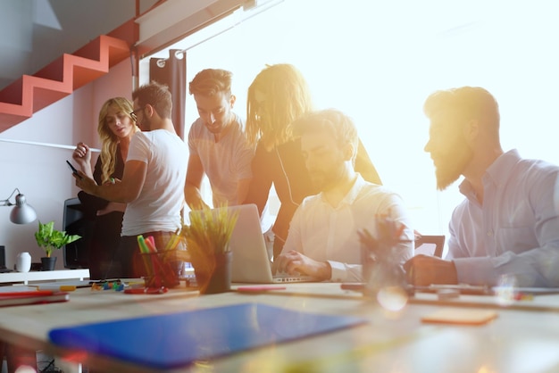 Groep zakenmensen werken samen op kantoor