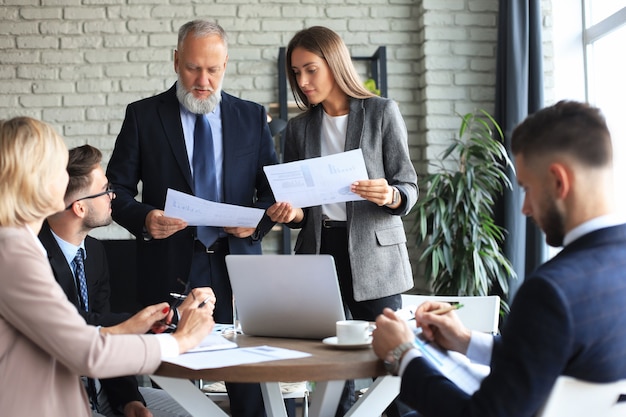 Groep zakenpartners die ideeën bespreken en werk op kantoor plannen.