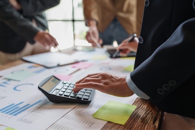 Groep zakenvrouw en accountant die gegevensdocument controleren op onderzoek naar corruptierekening Anti-omkopingsconcept