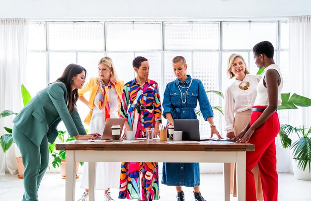 Foto groep zakenvrouwen die in het kantoor bijeenkomen