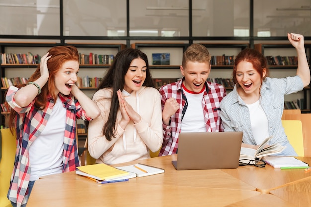 Groep zegevierende tieners