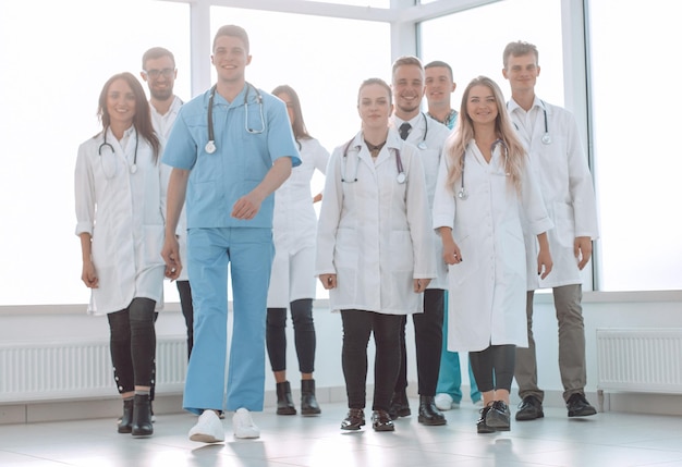 Groep zelfverzekerde artsen schrijdend in de ziekenhuisgang