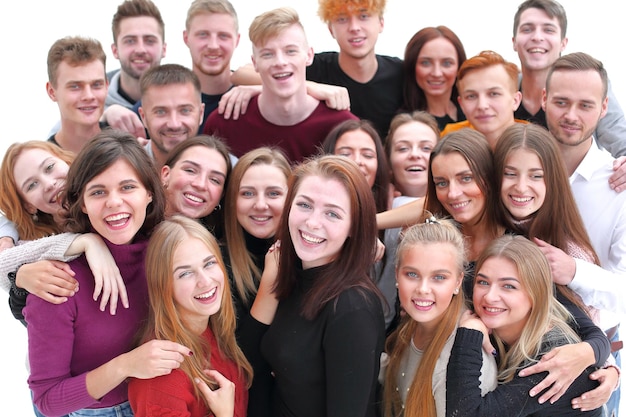 Groep zelfverzekerde jonge mensen die naar de camera kijken en hun succes laten zien