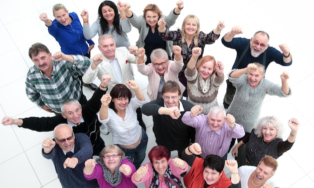 Foto groep zelfverzekerde volwassen mensen die hun succes tonen