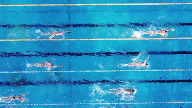 Groep zwemmers die trainen in een bovenaanzicht van het buitenzwembad