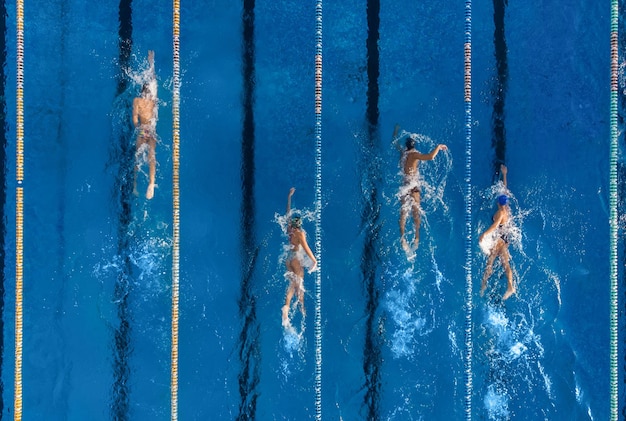 Groep zwemmers die trainen in een bovenaanzicht van het buitenzwembad