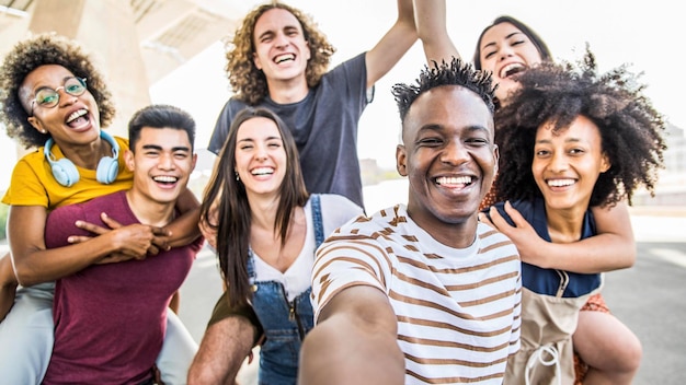 Groepeer multiraciale vrienden die een selfie-foto maken met een mobiele smartphone buiten