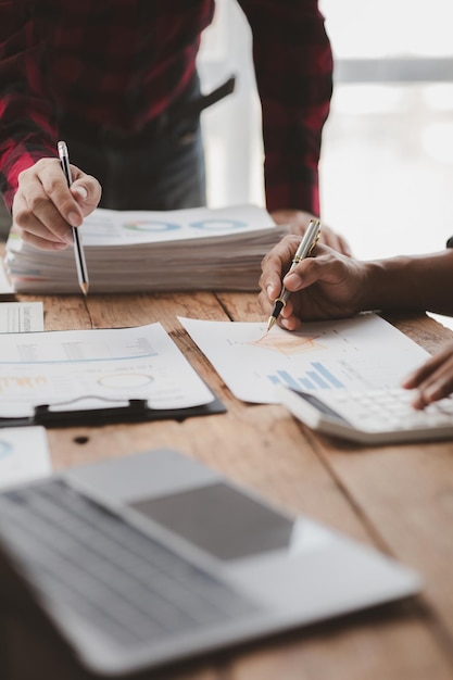 Groepen mensen die deelnemen aan discussies zakelijke bijeenkomsten opstarten bedrijf verkoopteam vergaderingen brainstormen en samenvatting van bedrijfsprestaties Bedrijfsstrategie managementconcept